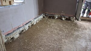 L'ancien dallage est retiré, on peut poser l'isolation et en couler un nouveau