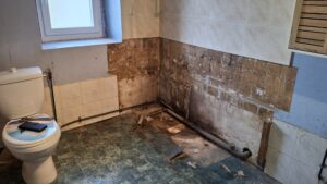 La salle de bains après enlèvement de la baignoire