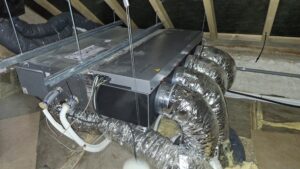 L'unité intérieure de pompe à chaleur, dans les combles